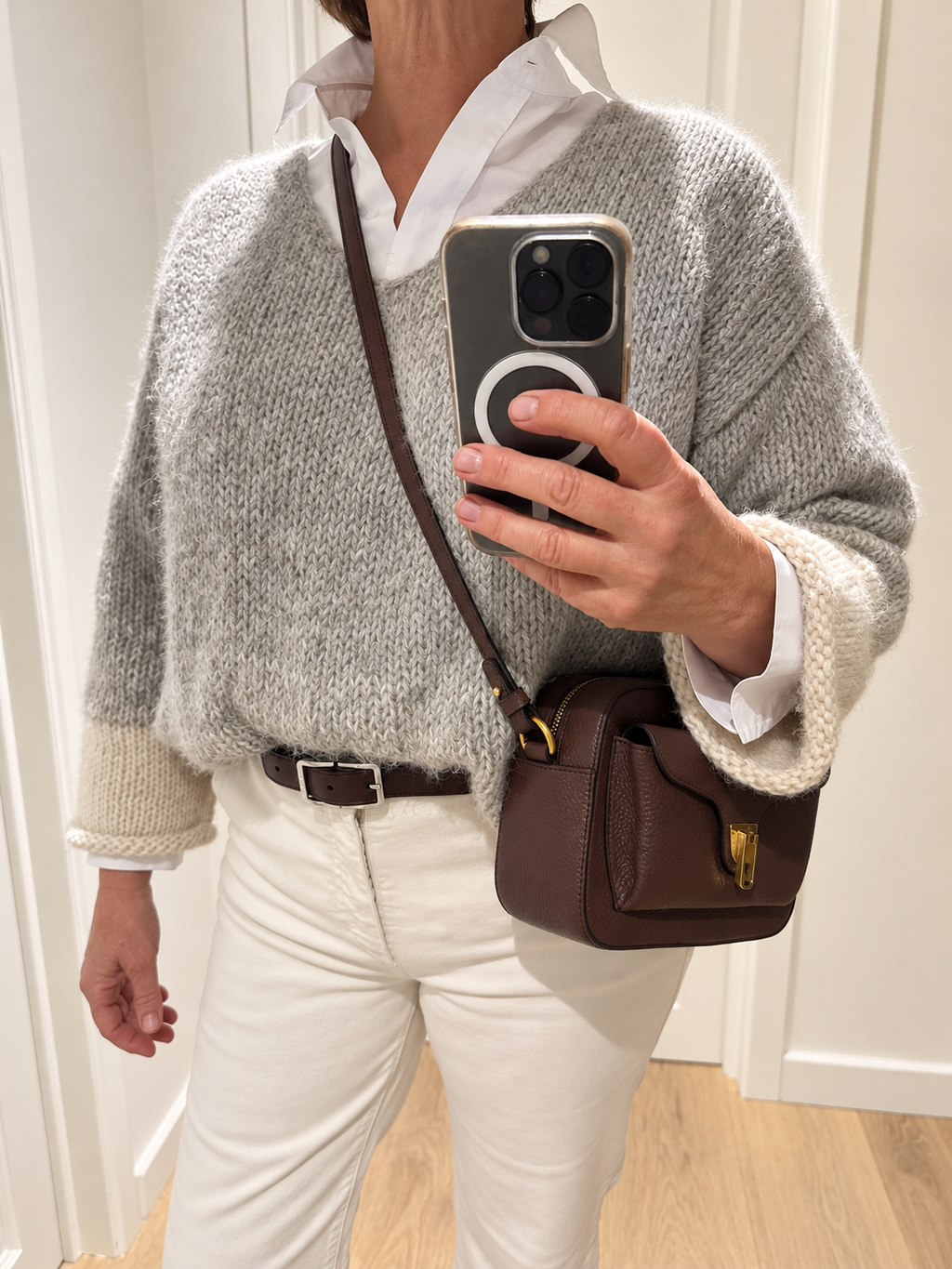Eloïse ~ alpaca v-sweater, light grey dégradé