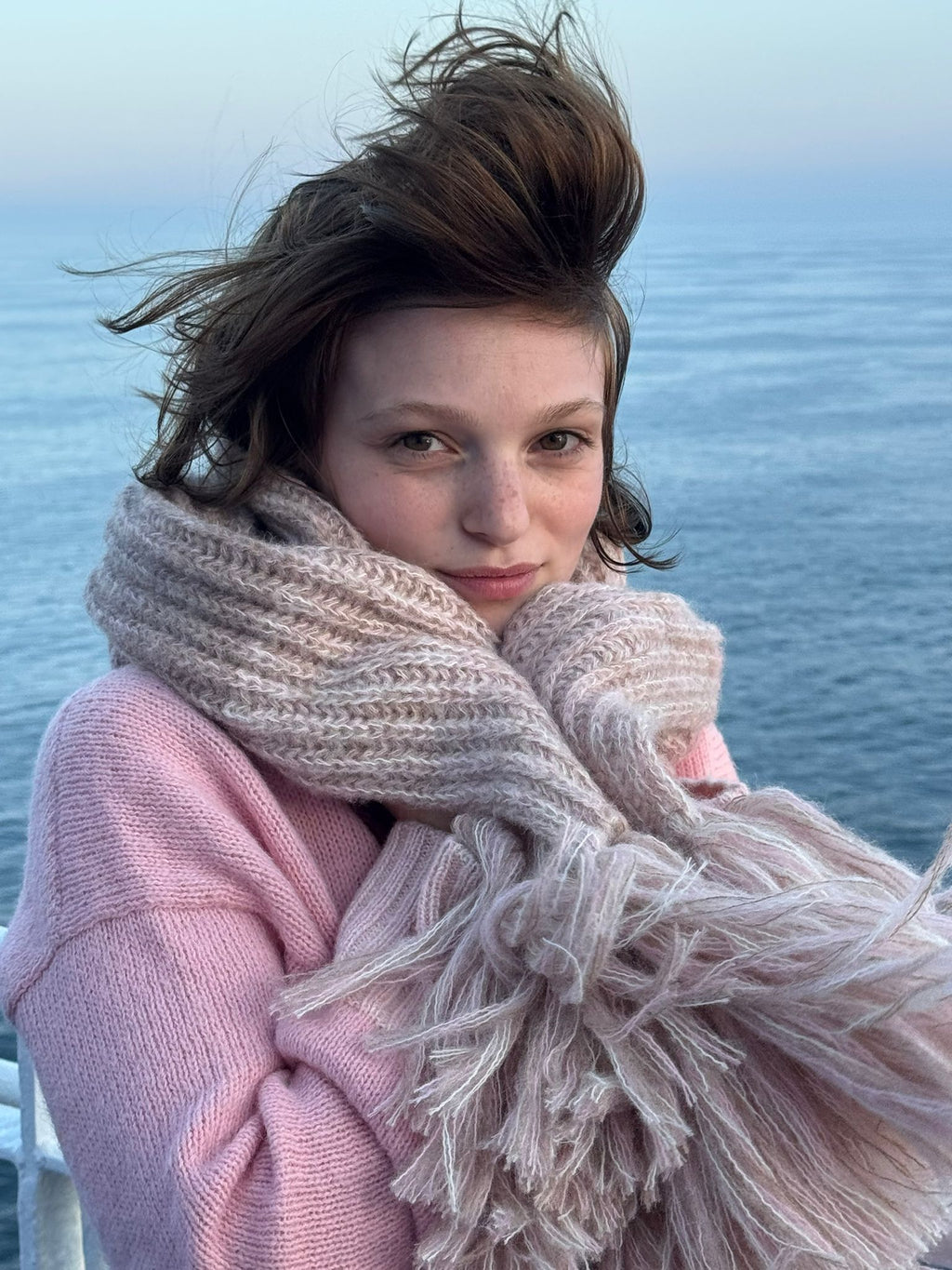 Elara ~ alpaca knit scarf with fringes, powder pink dégradé