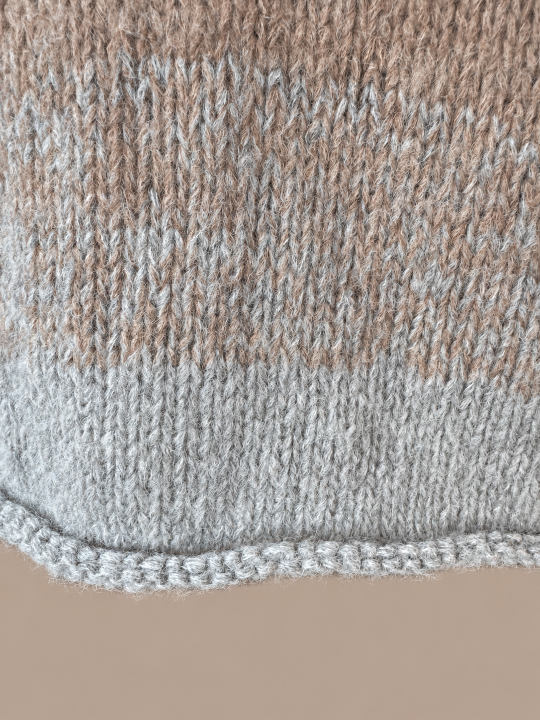 Eloïse ~ alpaca v-sweater, sand dégradé